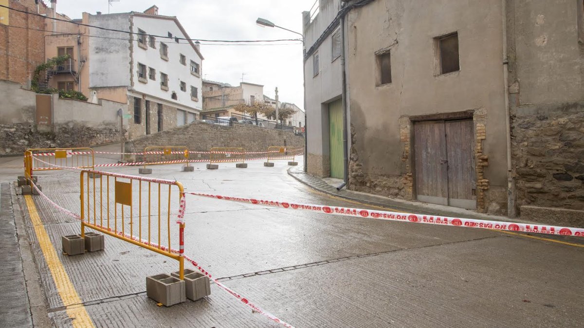 Trânsito interrompido no centro de Castellserà devido a rachaduras em uma casa